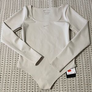 Brand new! Nike Form Women's Beige Cream Long Sleeve Bodysuit Size S